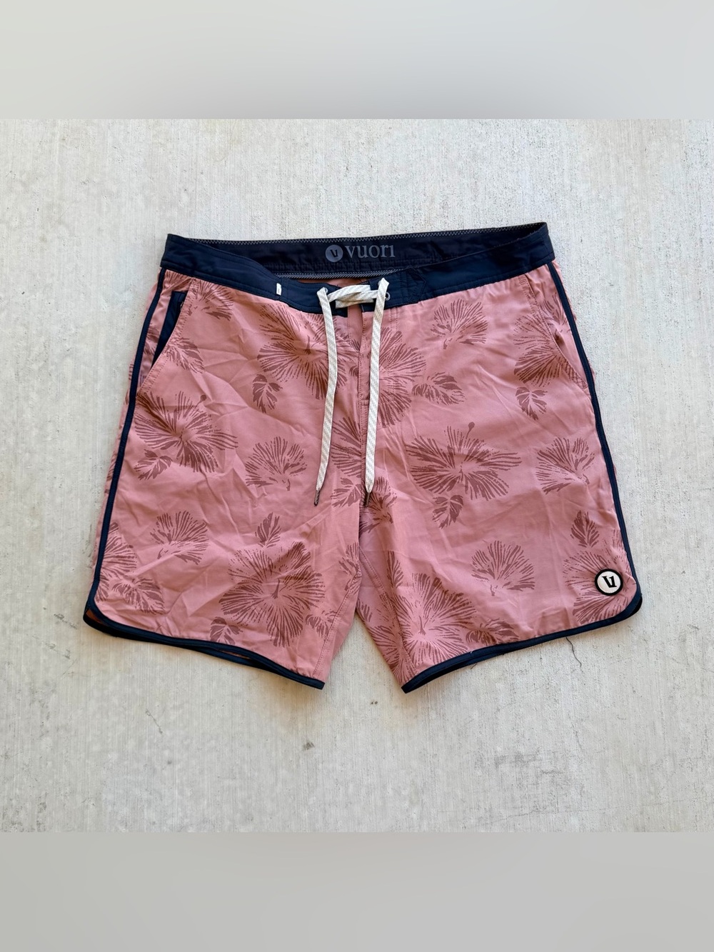 Vuori Cruise Board Shorts Mens 36 Rose Floral Swim Trunks Drawstring Pockets